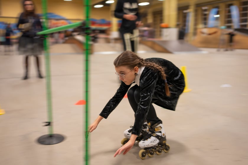 Uczestnicy bawią się podczas Skate Night Wrocław 2023 w Centrum Sportów Ekstremalnych przy ul. Legnickiej 65.