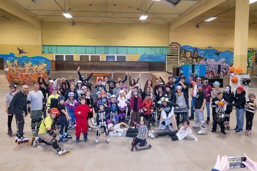 Uczestnicy bawią się podczas Skate Night Wrocław 2023 w Centrum Sportów Ekstremalnych przy ul. Legnickiej 65.