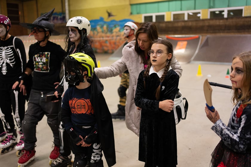 Uczestnicy bawią się podczas Skate Night Wrocław 2023 w Centrum Sportów Ekstremalnych przy ul. Legnickiej 65.