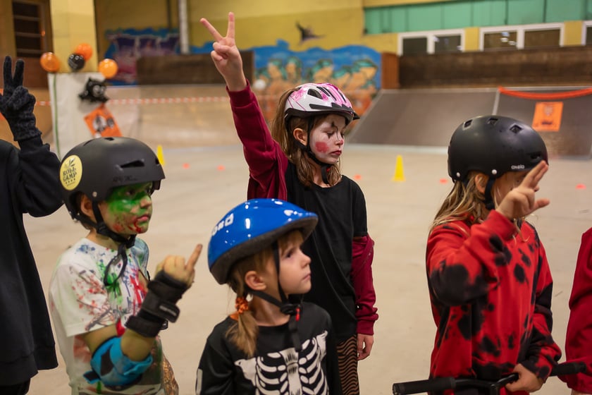 Uczestnicy bawią się podczas Skate Night Wrocław 2023 w Centrum Sportów Ekstremalnych przy ul. Legnickiej 65.