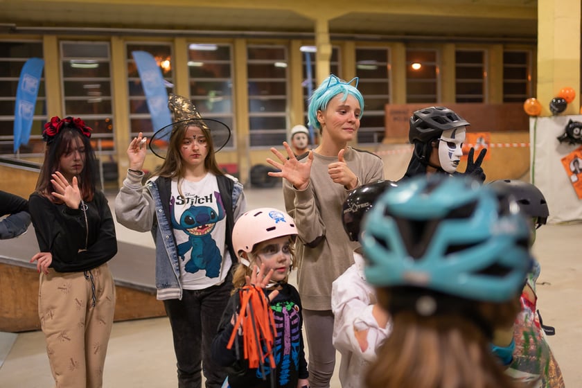Uczestnicy bawią się podczas Skate Night Wrocław 2023 w Centrum Sportów Ekstremalnych przy ul. Legnickiej 65.