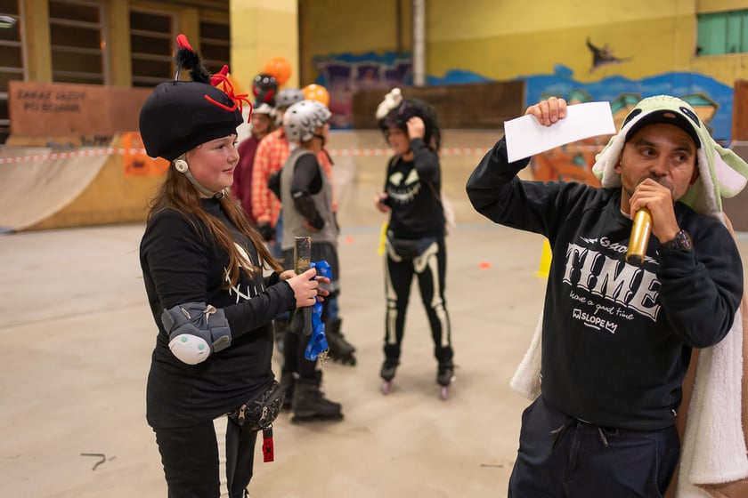 Uczestnicy bawią się podczas Skate Night Wrocław 2023 w Centrum Sportów Ekstremalnych przy ul. Legnickiej 65.