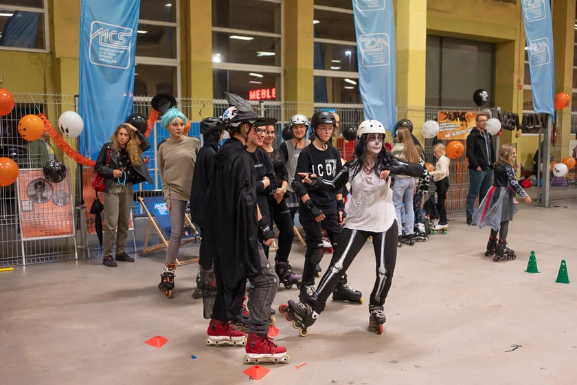 Uczestnicy bawią się podczas Skate Night Wrocław 2023 w Centrum Sportów Ekstremalnych przy ul. Legnickiej 65.