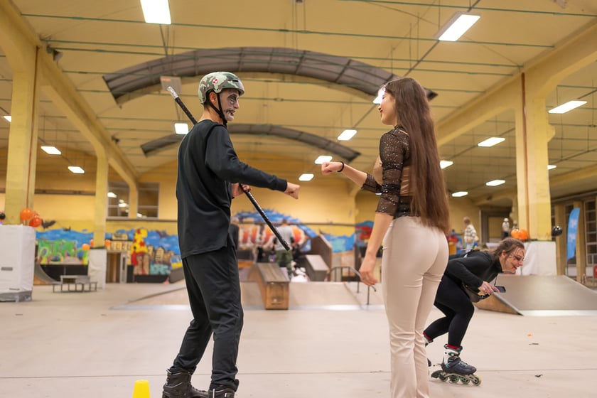 Uczestnicy bawią się podczas Skate Night Wrocław 2023 w Centrum Sportów Ekstremalnych przy ul. Legnickiej 65.