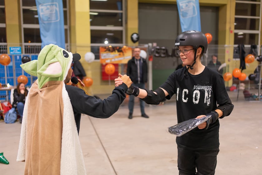 Uczestnicy bawią się podczas Skate Night Wrocław 2023 w Centrum Sportów Ekstremalnych przy ul. Legnickiej 65.