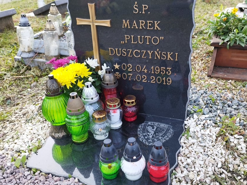 Piłkarze i piłkarki przy grobach zasłużonych dla Śląska