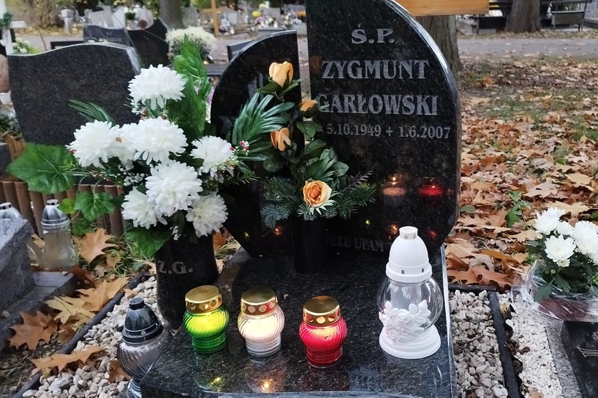 Piłkarze i piłkarki przy grobach zasłużonych dla Śląska