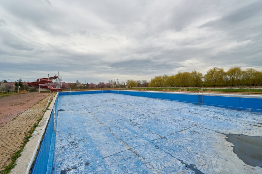 Teren dawnego kąpieliska na Kłokoczycach - stan udokumentowany na fotografii w  marcu 2023.