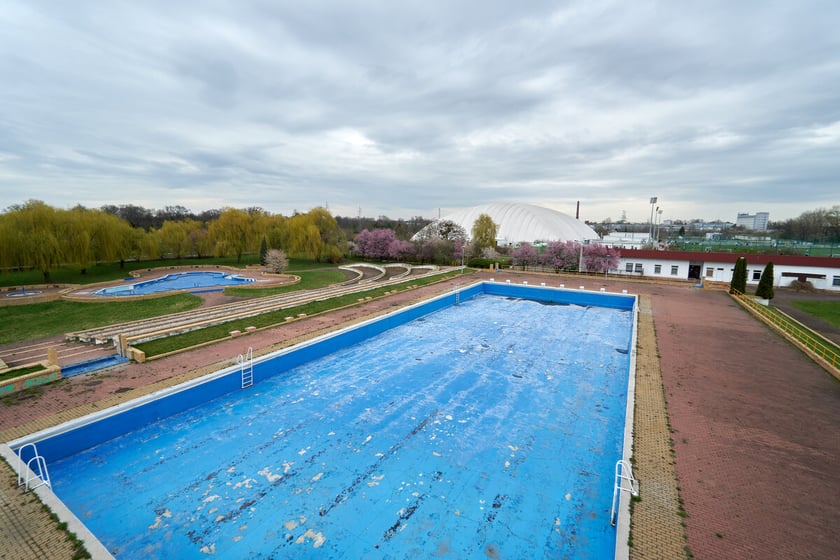Teren dawnego kąpieliska na Kłokoczycach - stan udokumentowany na fotografii w  marcu 2023.