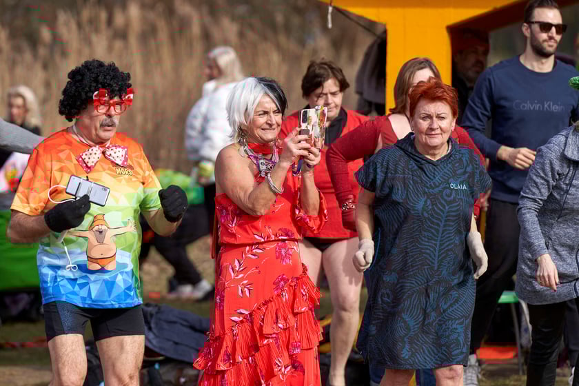 Walentynkowa kąpiel wrocławskich morsów