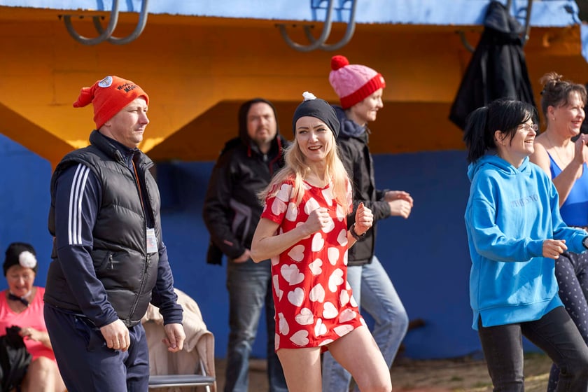 Walentynkowa kąpiel wrocławskich morsów