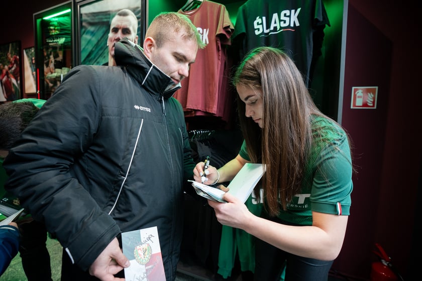 Centrum Kibiców Śląska to trzeci stacjonarny punkt, w którym fani mogą kupić klubowe produkty (po FanShopach #NaStadionie i #Oporowska), ale pierwszy w tak atrakcyjnej lokalizacji i pełniący funkcje społeczne i integracyjne.