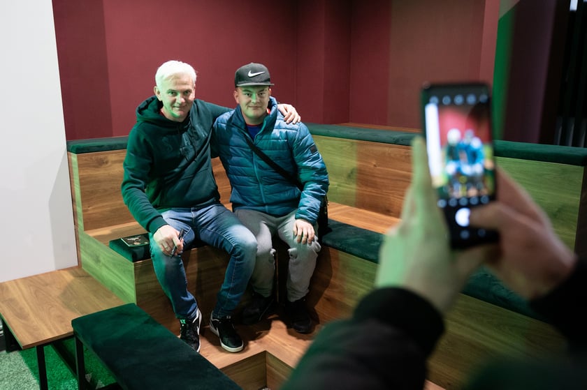 Centrum Kibiców Śląska to trzeci stacjonarny punkt, w którym fani mogą kupić klubowe produkty (po FanShopach #NaStadionie i #Oporowska), ale pierwszy w tak atrakcyjnej lokalizacji i pełniący funkcje społeczne i integracyjne.