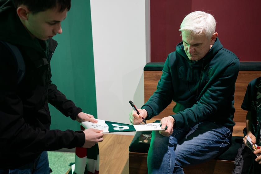 Centrum Kibiców Śląska to trzeci stacjonarny punkt, w którym fani mogą kupić klubowe produkty (po FanShopach #NaStadionie i #Oporowska), ale pierwszy w tak atrakcyjnej lokalizacji i pełniący funkcje społeczne i integracyjne.