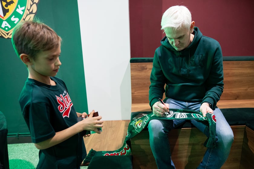 Centrum Kibiców Śląska to trzeci stacjonarny punkt, w którym fani mogą kupić klubowe produkty (po FanShopach #NaStadionie i #Oporowska), ale pierwszy w tak atrakcyjnej lokalizacji i pełniący funkcje społeczne i integracyjne.