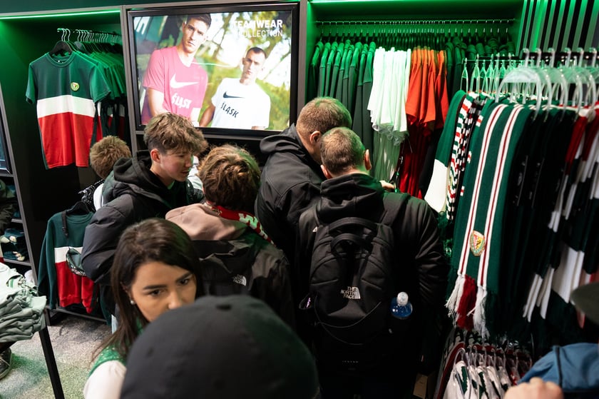 Centrum Kibiców Śląska to trzeci stacjonarny punkt, w którym fani mogą kupić klubowe produkty (po FanShopach #NaStadionie i #Oporowska), ale pierwszy w tak atrakcyjnej lokalizacji i pełniący funkcje społeczne i integracyjne.