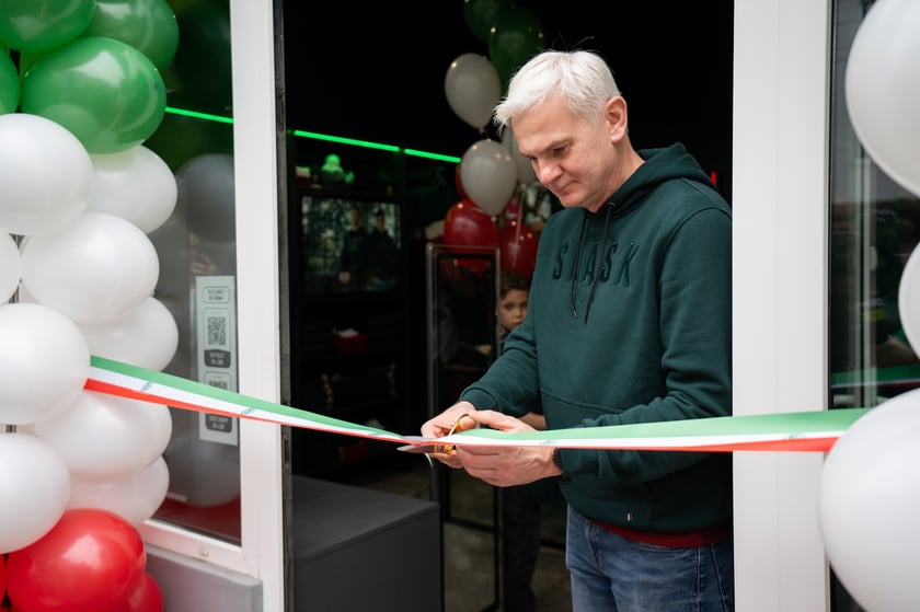 Centrum Kibiców Śląska to trzeci stacjonarny punkt, w którym fani mogą kupić klubowe produkty (po FanShopach #NaStadionie i #Oporowska), ale pierwszy w tak atrakcyjnej lokalizacji i pełniący funkcje społeczne i integracyjne.