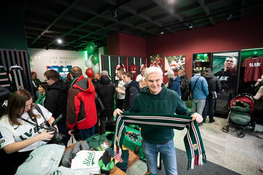 Centrum Kibiców Śląska to trzeci stacjonarny punkt, w którym fani mogą kupić klubowe produkty (po FanShopach #NaStadionie i #Oporowska), ale pierwszy w tak atrakcyjnej lokalizacji i pełniący funkcje społeczne i integracyjne.
