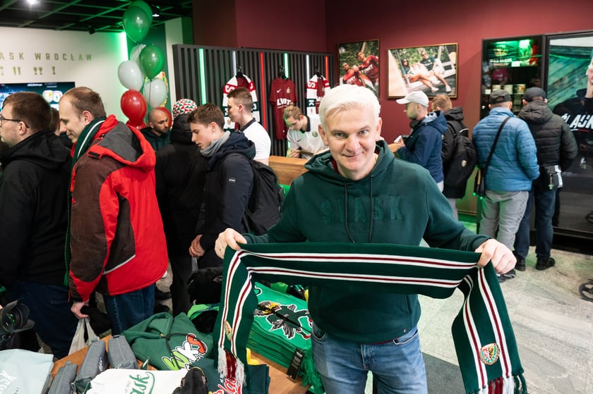 Centrum Kibiców Śląska to trzeci stacjonarny punkt, w którym fani mogą kupić klubowe produkty (po FanShopach #NaStadionie i #Oporowska), ale pierwszy w tak atrakcyjnej lokalizacji i pełniący funkcje społeczne i integracyjne.