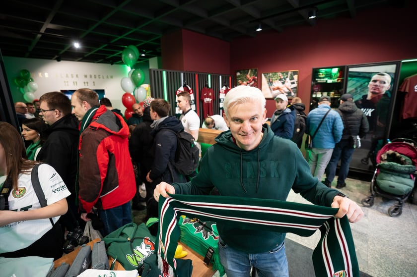 Centrum Kibiców Śląska to trzeci stacjonarny punkt, w którym fani mogą kupić klubowe produkty (po FanShopach #NaStadionie i #Oporowska), ale pierwszy w tak atrakcyjnej lokalizacji i pełniący funkcje społeczne i integracyjne.