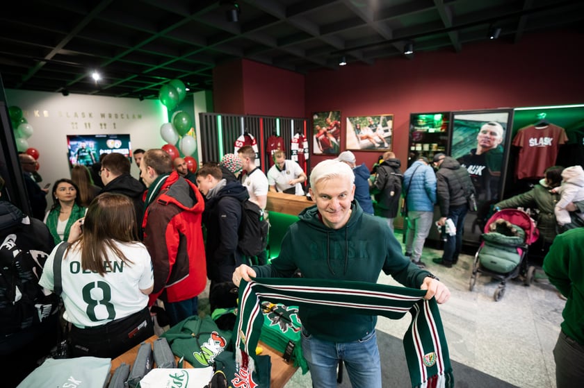 Centrum Kibiców Śląska to trzeci stacjonarny punkt, w którym fani mogą kupić klubowe produkty (po FanShopach #NaStadionie i #Oporowska), ale pierwszy w tak atrakcyjnej lokalizacji i pełniący funkcje społeczne i integracyjne.