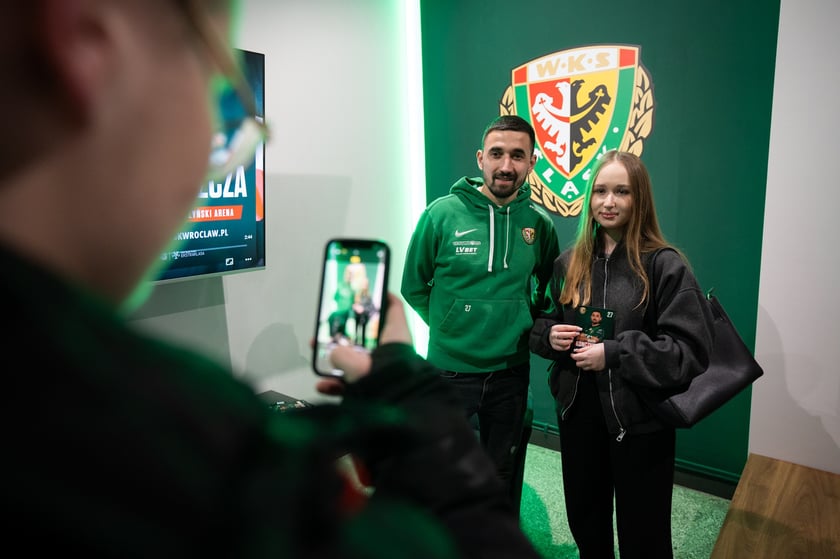 Centrum Kibiców Śląska to trzeci stacjonarny punkt, w którym fani mogą kupić klubowe produkty (po FanShopach #NaStadionie i #Oporowska), ale pierwszy w tak atrakcyjnej lokalizacji i pełniący funkcje społeczne i integracyjne.