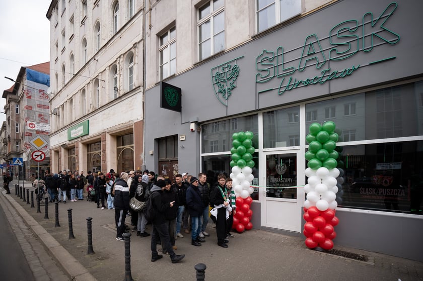 Centrum Kibiców Śląska to trzeci stacjonarny punkt, w którym fani mogą kupić klubowe produkty (po FanShopach #NaStadionie i #Oporowska), ale pierwszy w tak atrakcyjnej lokalizacji i pełniący funkcje społeczne i integracyjne.