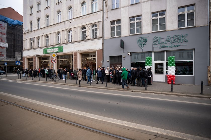 Centrum Kibiców Śląska to trzeci stacjonarny punkt, w którym fani mogą kupić klubowe produkty (po FanShopach #NaStadionie i #Oporowska), ale pierwszy w tak atrakcyjnej lokalizacji i pełniący funkcje społeczne i integracyjne.