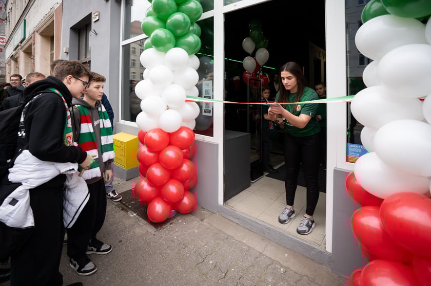 Centrum Kibiców Śląska to trzeci stacjonarny punkt, w którym fani mogą kupić klubowe produkty (po FanShopach #NaStadionie i #Oporowska), ale pierwszy w tak atrakcyjnej lokalizacji i pełniący funkcje społeczne i integracyjne.