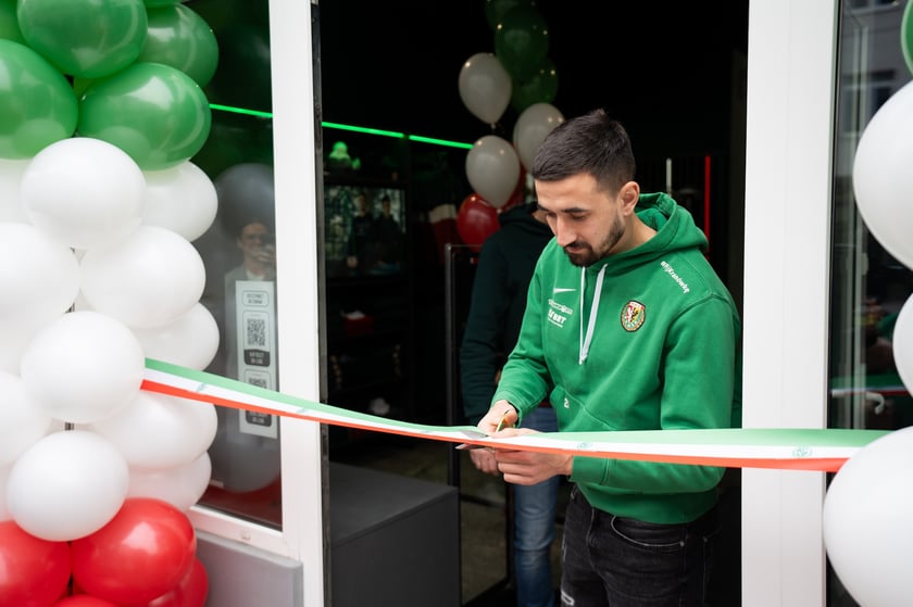 Centrum Kibiców Śląska to trzeci stacjonarny punkt, w którym fani mogą kupić klubowe produkty (po FanShopach #NaStadionie i #Oporowska), ale pierwszy w tak atrakcyjnej lokalizacji i pełniący funkcje społeczne i integracyjne.