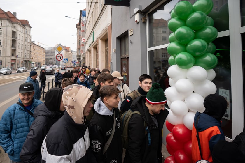 Centrum Kibiców Śląska to trzeci stacjonarny punkt, w którym fani mogą kupić klubowe produkty (po FanShopach #NaStadionie i #Oporowska), ale pierwszy w tak atrakcyjnej lokalizacji i pełniący funkcje społeczne i integracyjne.