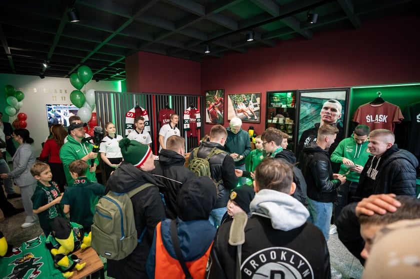 Centrum Kibiców Śląska to trzeci stacjonarny punkt, w którym fani mogą kupić klubowe produkty (po FanShopach #NaStadionie i #Oporowska), ale pierwszy w tak atrakcyjnej lokalizacji i pełniący funkcje społeczne i integracyjne.