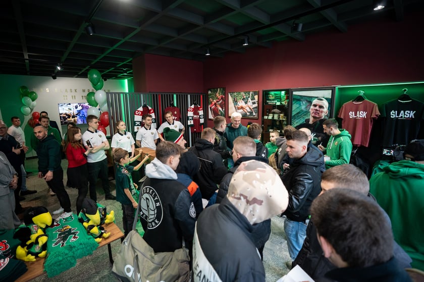 Centrum Kibiców Śląska to trzeci stacjonarny punkt, w którym fani mogą kupić klubowe produkty (po FanShopach #NaStadionie i #Oporowska), ale pierwszy w tak atrakcyjnej lokalizacji i pełniący funkcje społeczne i integracyjne.
