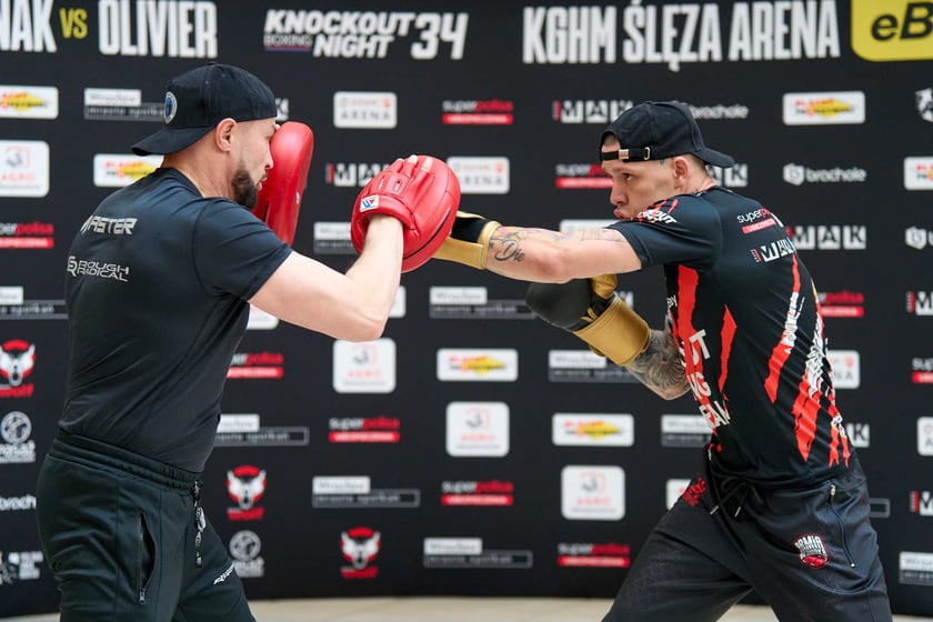Trening pokazowy w Pasażu Grunwaldzkim przed galą Knockout Boxing Night 34 we Wrocławiu