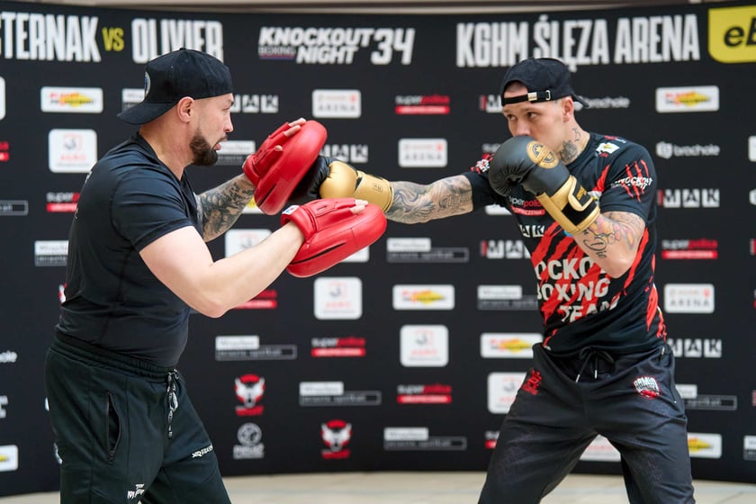 Trening pokazowy w Pasażu Grunwaldzkim przed galą Knockout Boxing Night 34 we Wrocławiu
