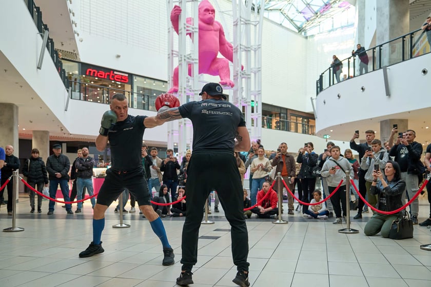 Trening pokazowy w Pasażu Grunwaldzkim przed galą Knockout Boxing Night 34 we Wrocławiu