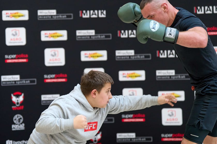 Trening pokazowy w Pasażu Grunwaldzkim przed galą Knockout Boxing Night 34 we Wrocławiu