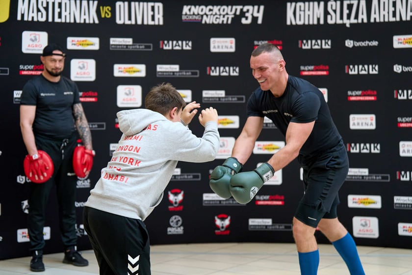Trening pokazowy w Pasażu Grunwaldzkim przed galą Knockout Boxing Night 34 we Wrocławiu