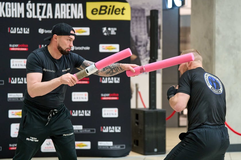 Trening pokazowy w Pasażu Grunwaldzkim przed galą Knockout Boxing Night 34 we Wrocławiu