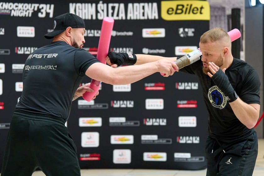 Trening pokazowy w Pasażu Grunwaldzkim przed galą Knockout Boxing Night 34 we Wrocławiu