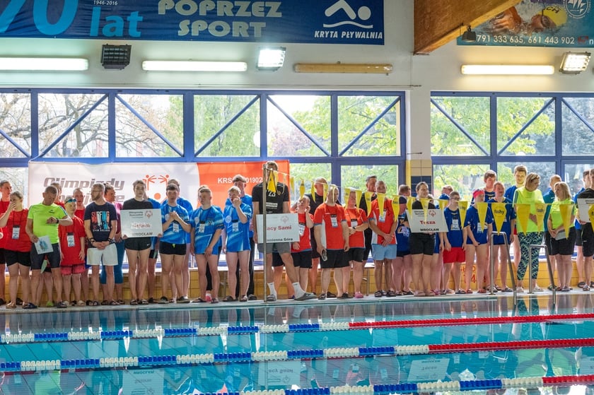 Dziewczęta i chłopcy na basenie. Zawody Olimpiad Specjalnych na wrocławskiej AWF