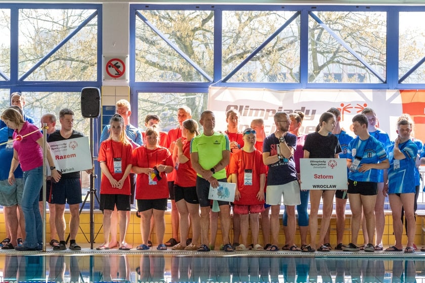 Dziewczęta i chłopcy na basenie. Zawody Olimpiad Specjalnych na wrocławskiej AWF