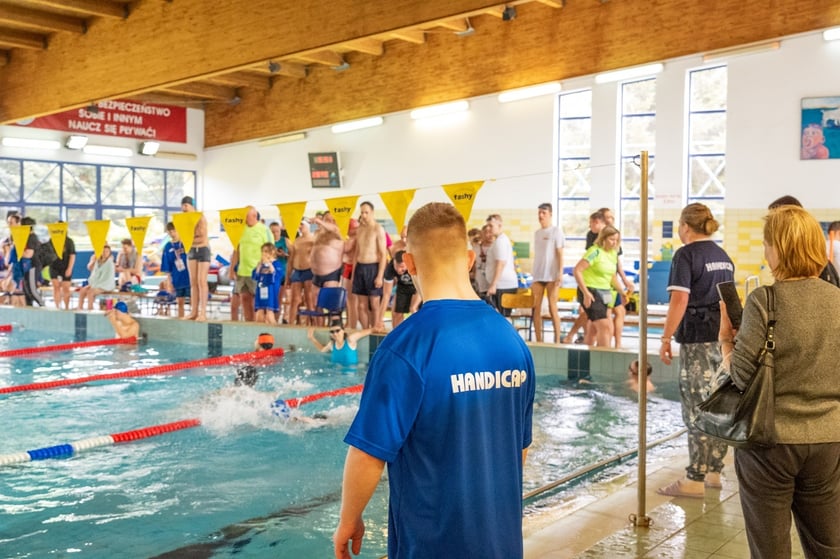Dziewczęta i chłopcy na basenie. Zawody Olimpiad Specjalnych na wrocławskiej AWF