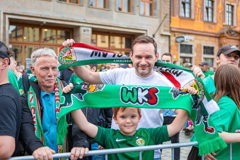 Kibice Śląska dopingują drużynę w Rynku we Wrocławiu