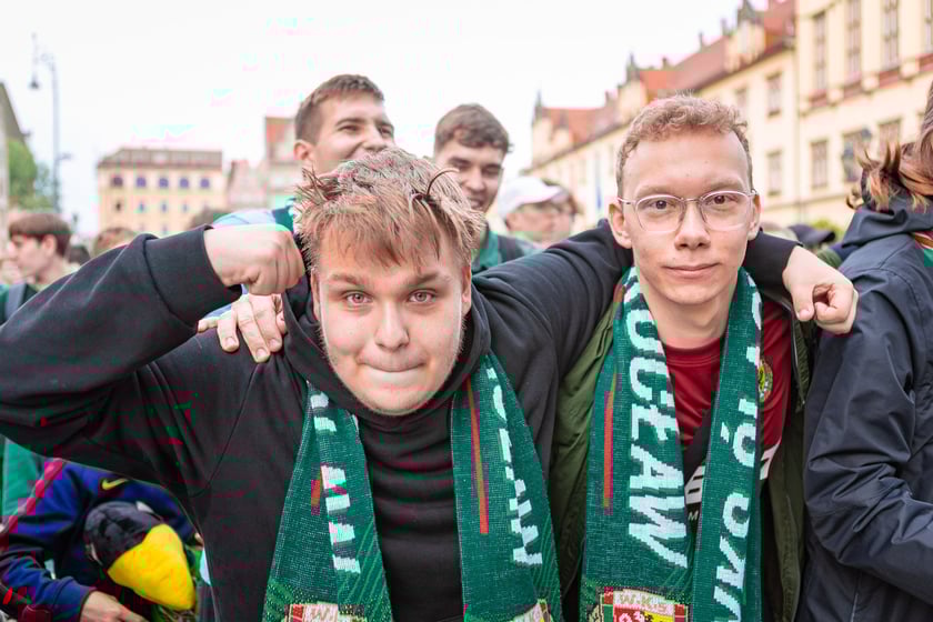 Kibice Śląska dopingują drużynę w Rynku we Wrocławiu