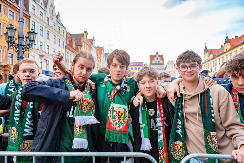 Kibice Śląska dopingują drużynę w Rynku we Wrocławiu