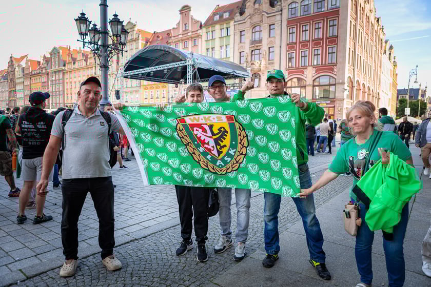 Kibice Śląska dopingują drużynę w Rynku we Wrocławiu