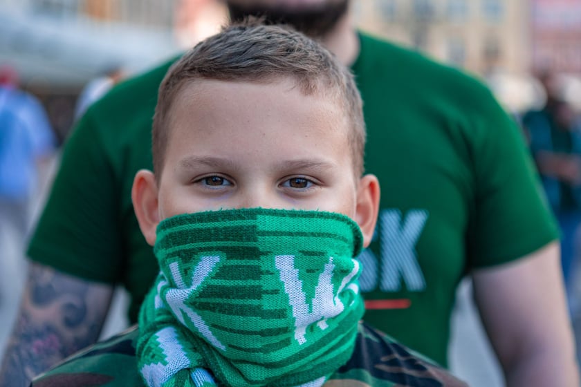Kibice Śląska dopingują drużynę w Rynku we Wrocławiu