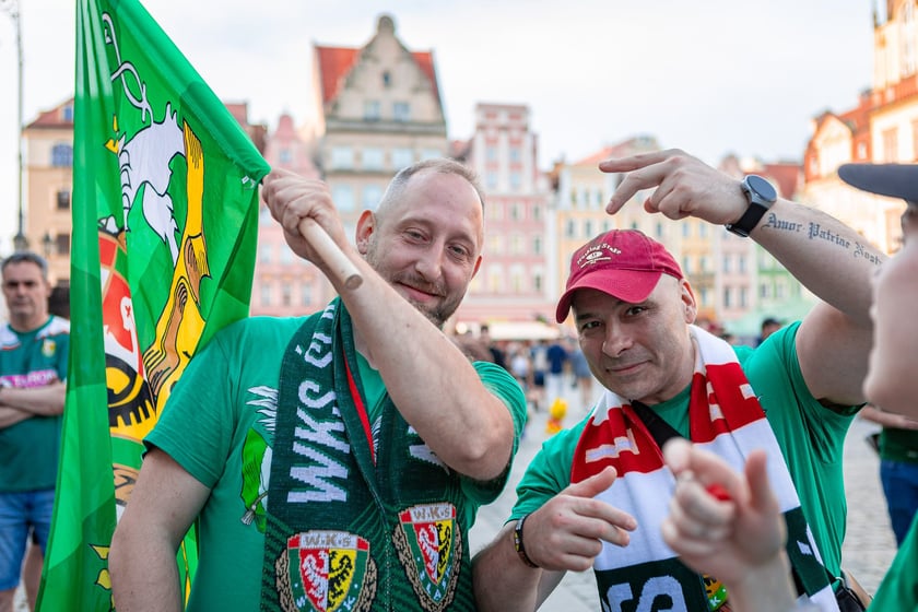 Kibice Śląska dopingują drużynę w Rynku we Wrocławiu