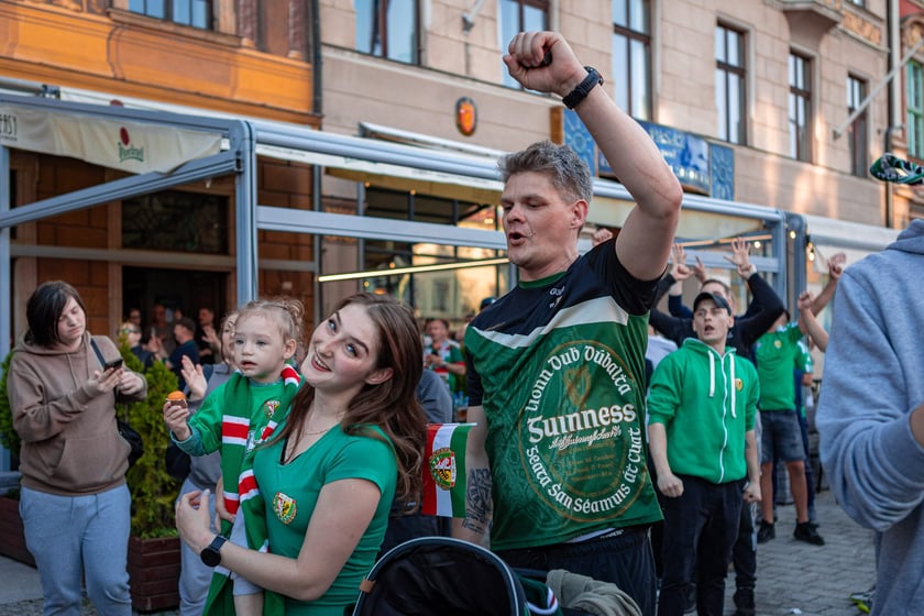 Kibice Śląska dopingują drużynę w Rynku we Wrocławiu